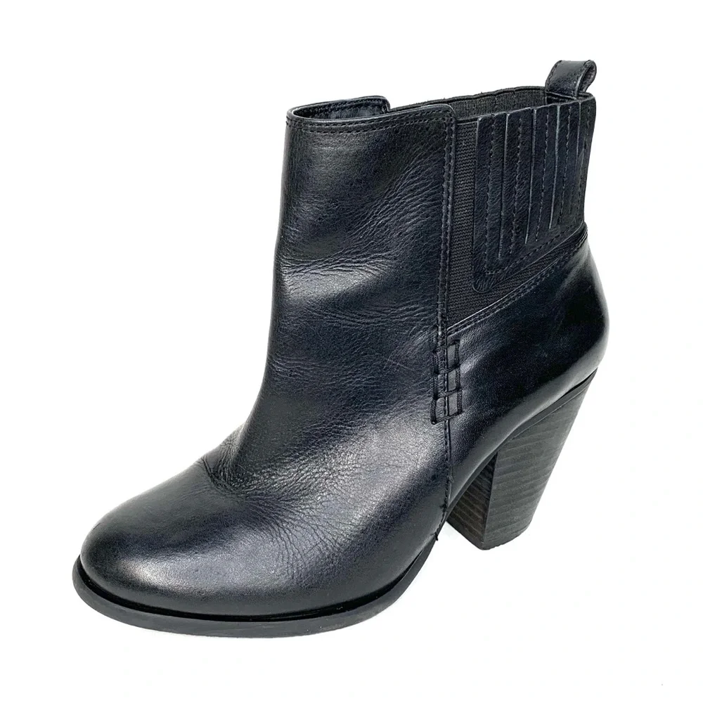 VINCE CAMUTO Classic Fall Minimalist Black Leather VP-Highland Ankle Boots, 6.5